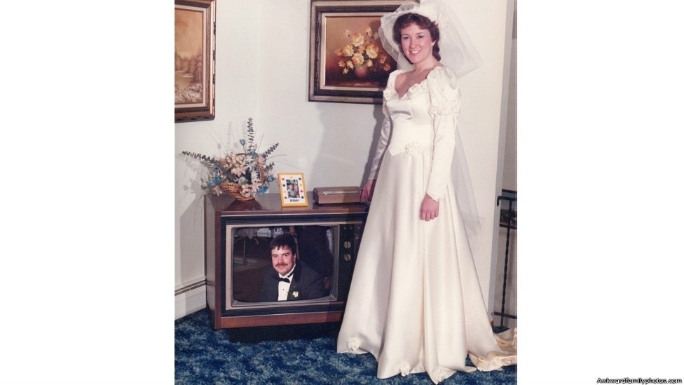 A exposição - divida em temas como férias, crianças, avós, casamentos e aniversários - pretende entreter os visitantes com cliques feitos em família que em na maioria dos casos resultaram em fotografias pra lá de estranhas - The Awkward Family Photos