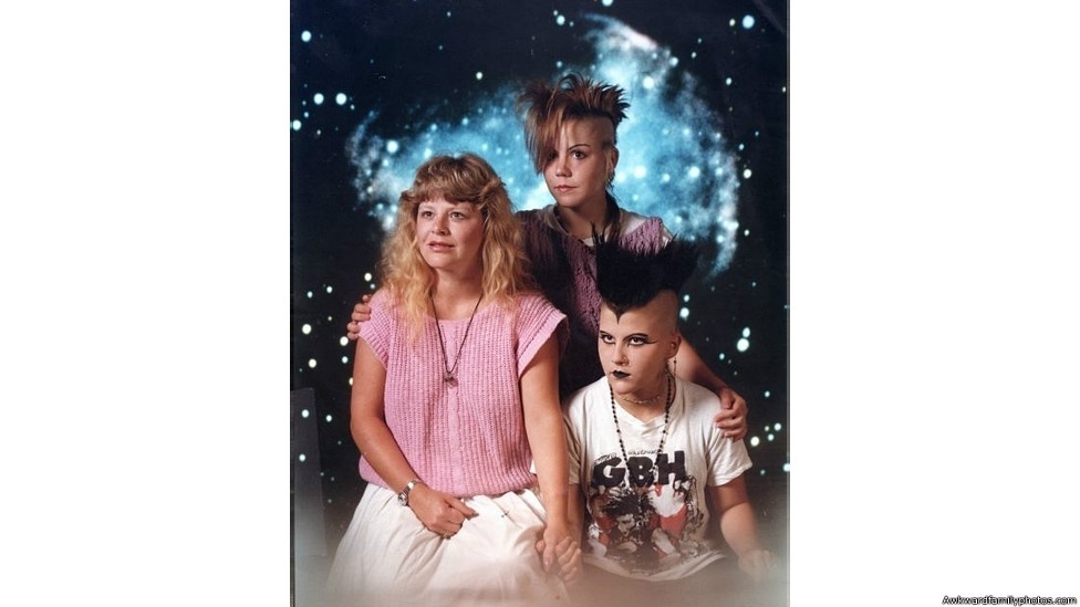 A exposição foi feita para celebrar "a experiência de ser parte de uma família" e permitir que sejam vistos estes momentos "deliciosamente constrangedores" que fazem parte da vida de membro de uma família - The Awkward Family Photos