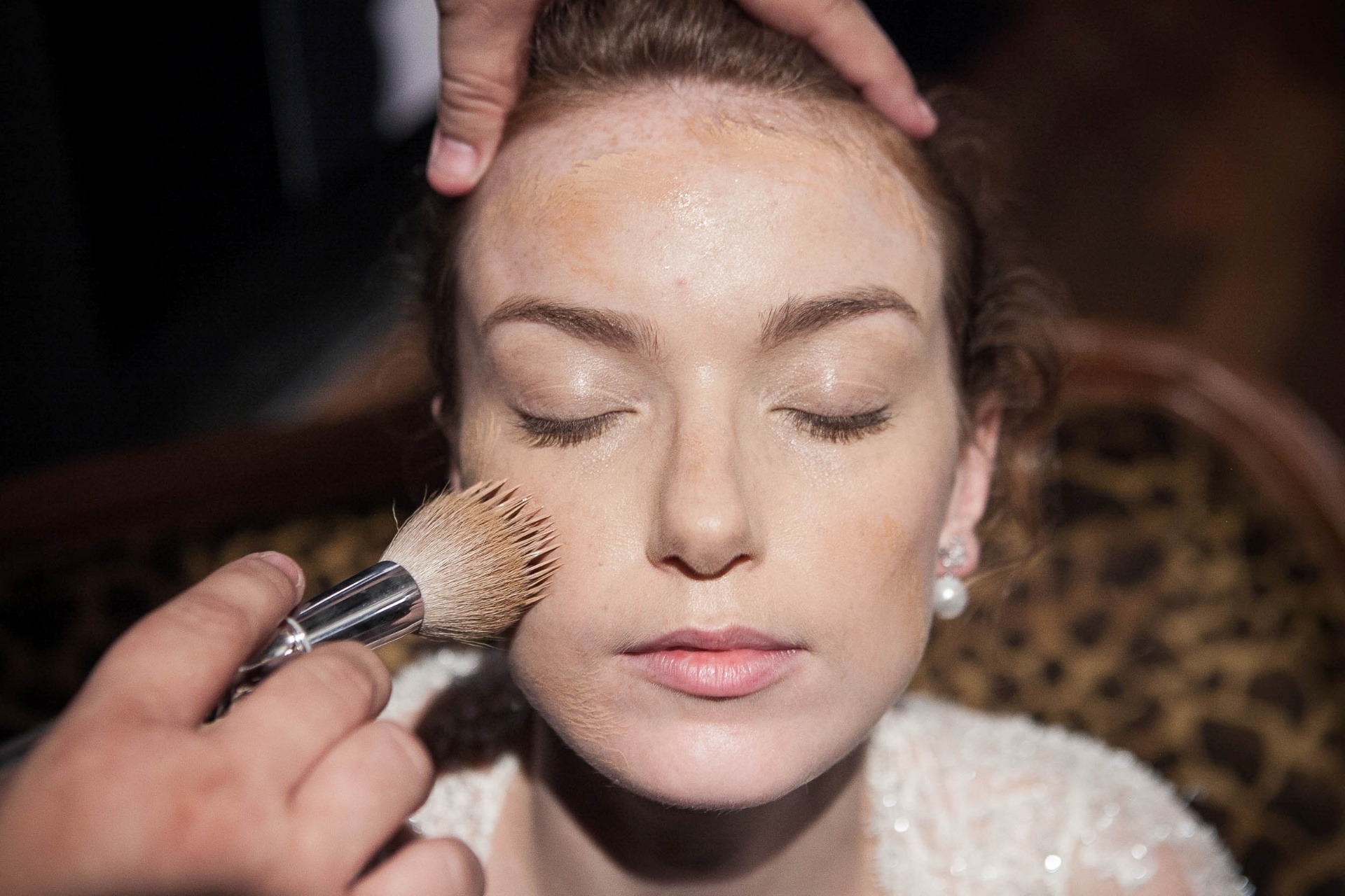 Aplique a base com um pincel - Rodrigo Capote/UOL