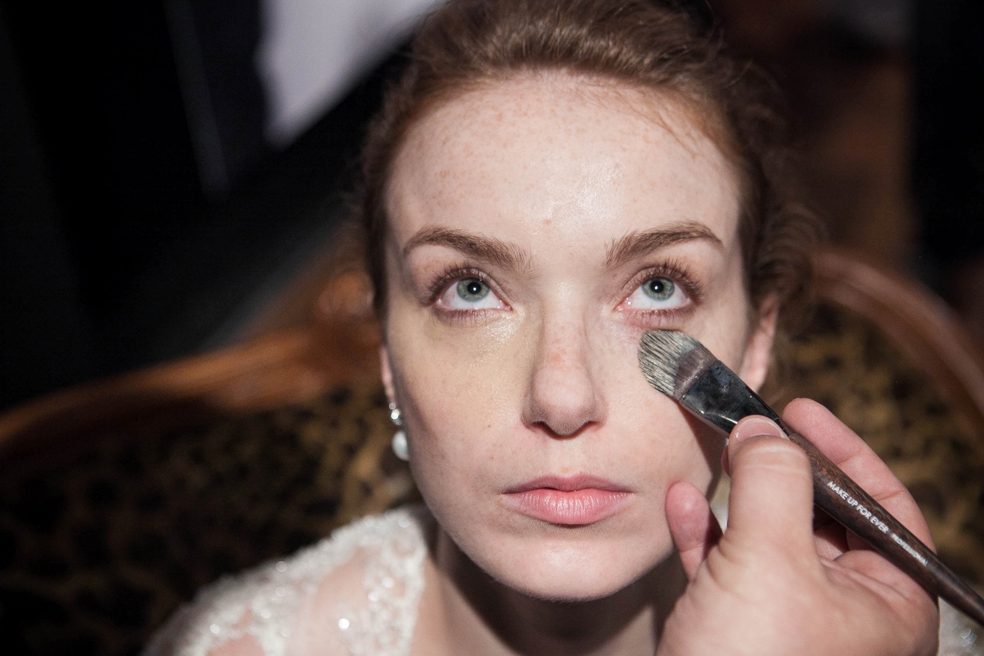 Aplique, com delicadeza, o corretivo adequado para o seu tom de pele na região das olheiras e para cobrir outras possíveis imperfeições - Rodrigo Capote/UOL