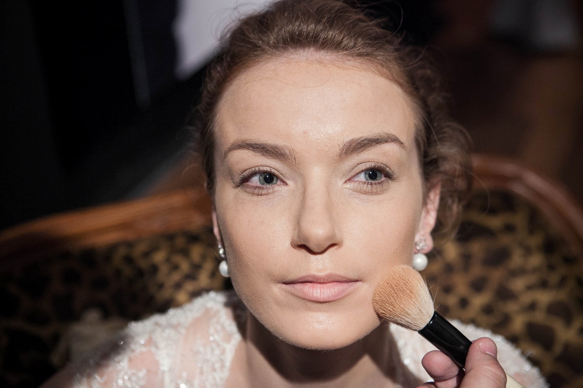 Aplique, com um pincel, o pó compacto por todo o rosto - Rodrigo Capote/UOL