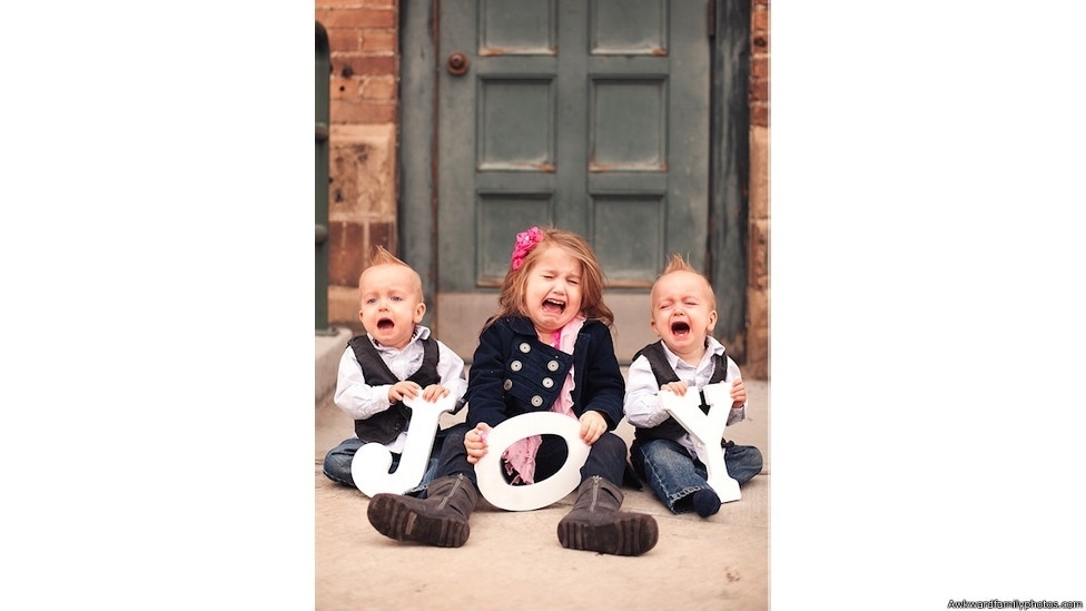 Bender e Charnak começaram o projeto ao divulgar fotos de família próprias e de amigos. Em pouco tempo, o site virou um sucesso - The Awkward Family Photos