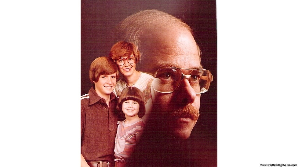 Bender e Chernak pensaram que devia haver mais gente com fotografias tão estranhas quanto. Por isso, criaram a página onde fosse possível compartilhá-las - The Awkward Family Photos