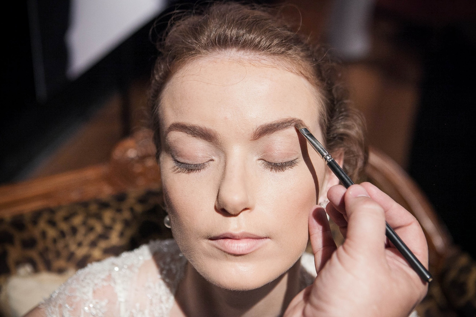 Com pincel chanfrado, use uma sombra fosca que se aproxime do tom de sua sobrancelha - Rodrigo Capote/UOL