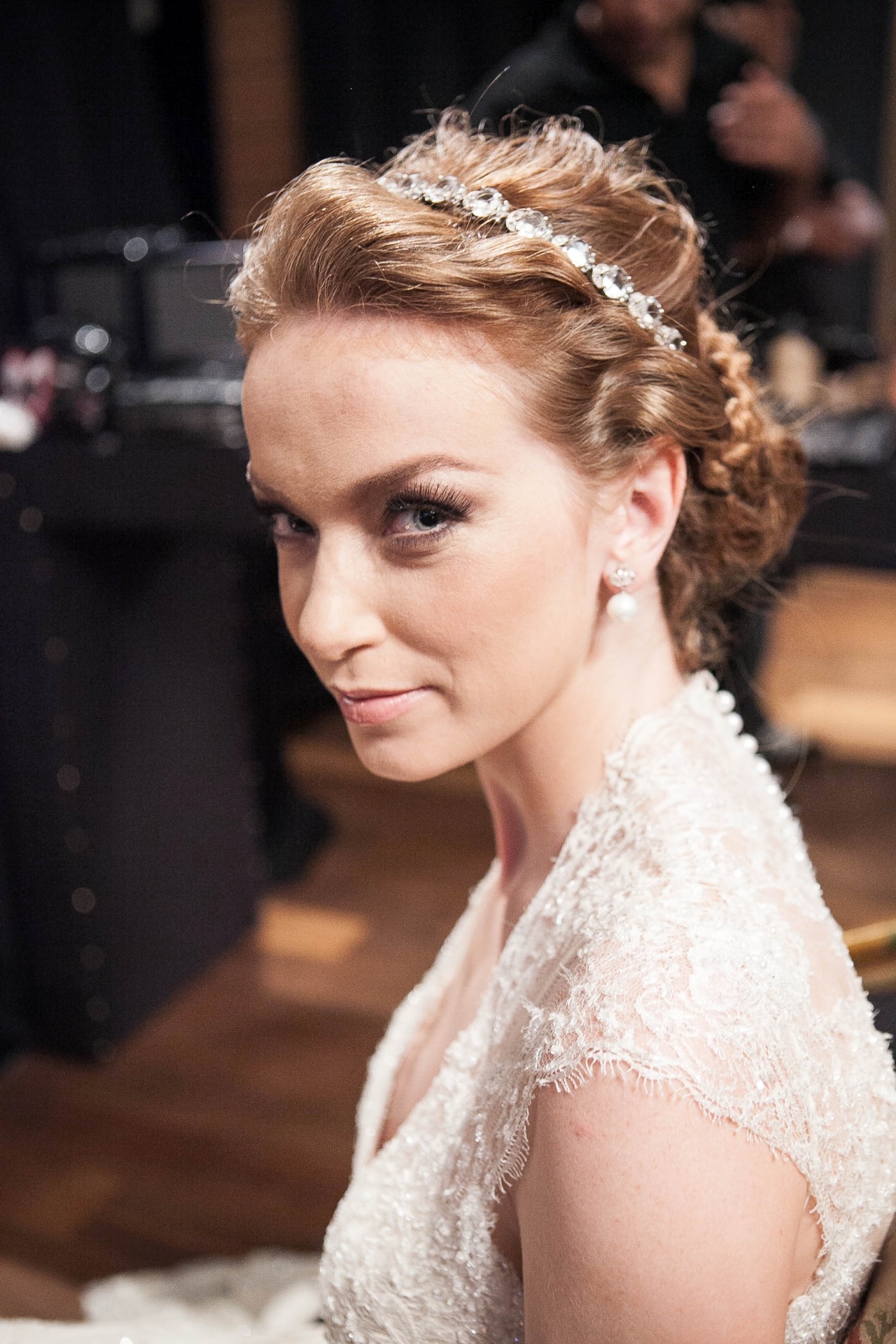 Durante a 3ª edição do Casamoda Noivas, o cabeleireiro e maquiador Junior Mendes, queridinho das noivas e das famosas, realizou com exclusividade para o UOL um passo a passo de penteado e maquiagem naturais, mas sofisticados. A feira acontece entre os dias 11 e 13 de abril de 2014. Veja as imagens a seguir. Por Andrezza Czech, do UOL, em São Paulo - Rodrigo Capote/UOL