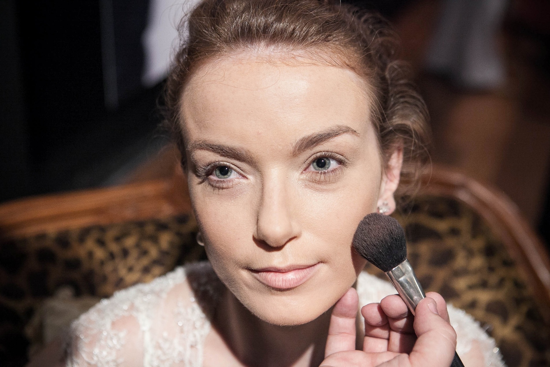 Junior Mendes escolheu um blush marrom mais opaco, que dá um aspecto natural e ajuda a afinar o rosto - Rodrigo Capote/UOL