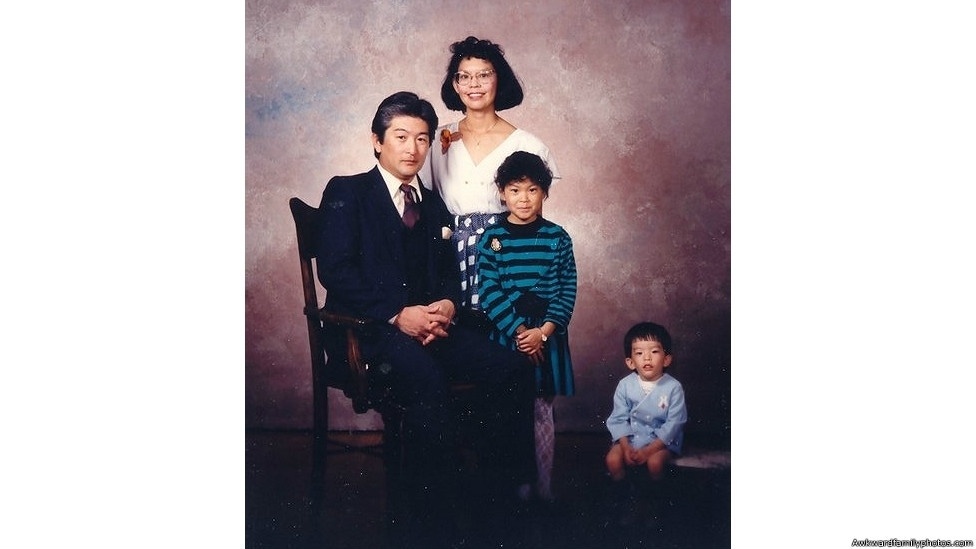 No museu, os visitantes ainda podem fazer fotos com seus parentes que sejam capazes de rivalizar com as da exposição - The Awkward Family Photos