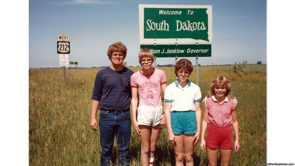 O museu Califórnia Heritage, em Los Angeles, exibe até o dia 27 de julho a mostra "The Awkward Family Photos" (as fotografias de família constrangedoras, em tradução livre), organizada pelos criadores do site de mesmo nome - The Awkward Family Photos