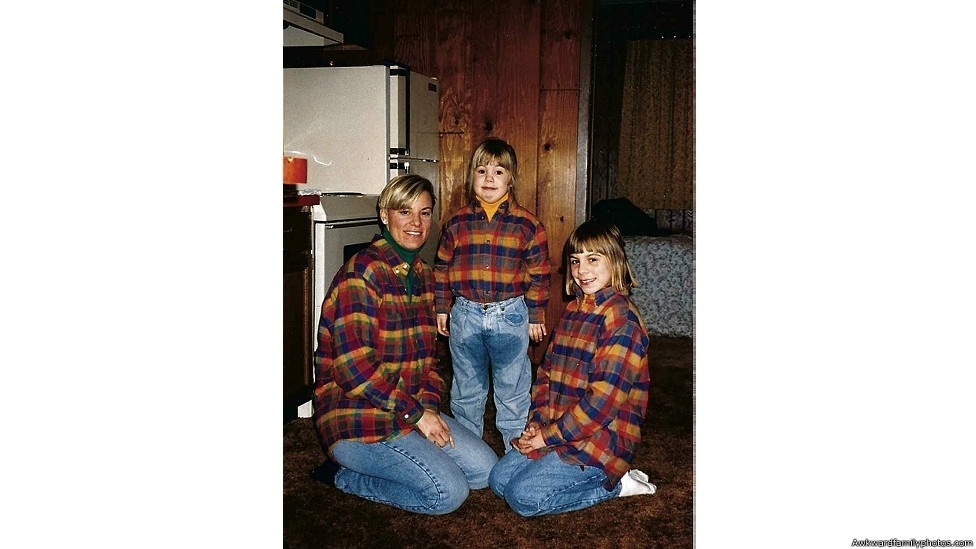 O site Awkwardfamilyphotos.com nasceu por iniciativa dos amigos Mike Bender e Doug Chernack, que começaram um blog em 2009 depois que um deles viu uma foto de família constrangedora pendurada na parede da casa de seus pais - The Awkward Family Photos