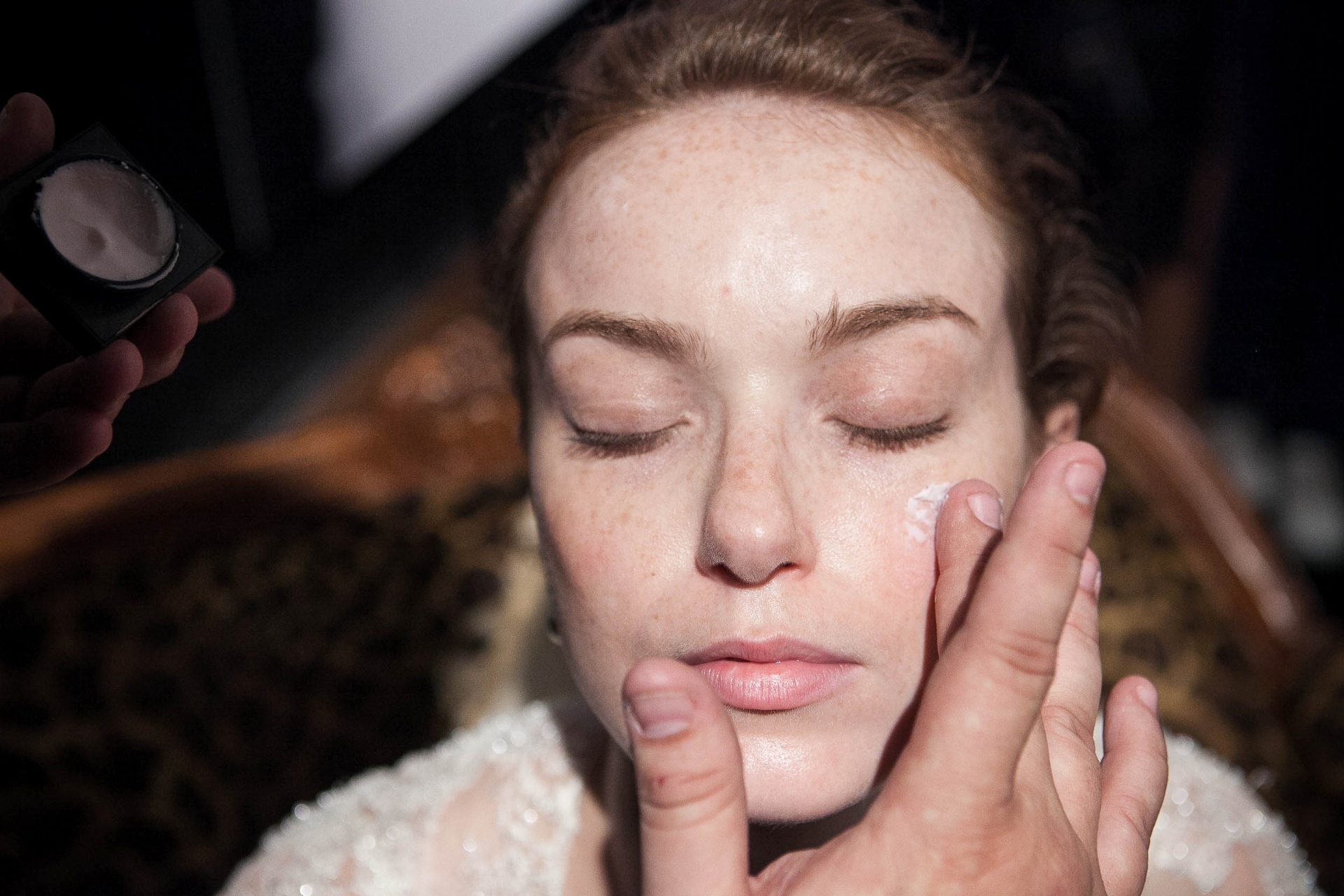 Para começar, prepare a pele aplicando o primer - Rodrigo Capote/UOL