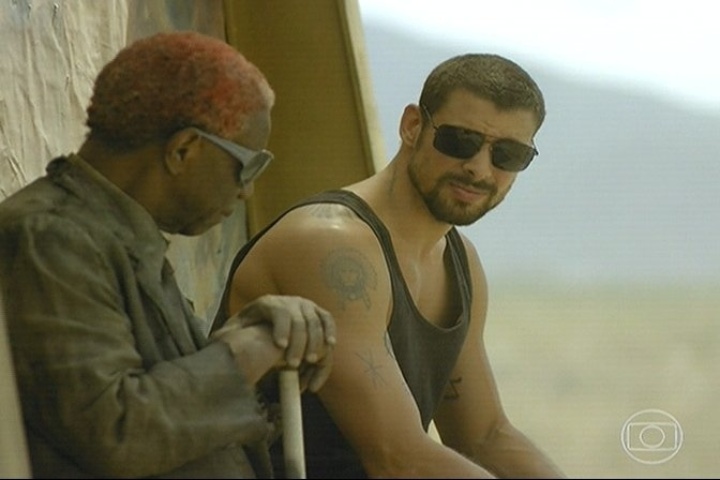 11.abr.2014 - A minissérie "O Caçador" começou com André deixando a cadeia e encontrando um senhor sentado no ponto de ônibus