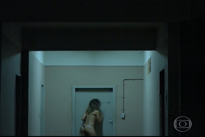 11.abr.2014 - Bêbado, André expulsa a prostituta de seu apartamento