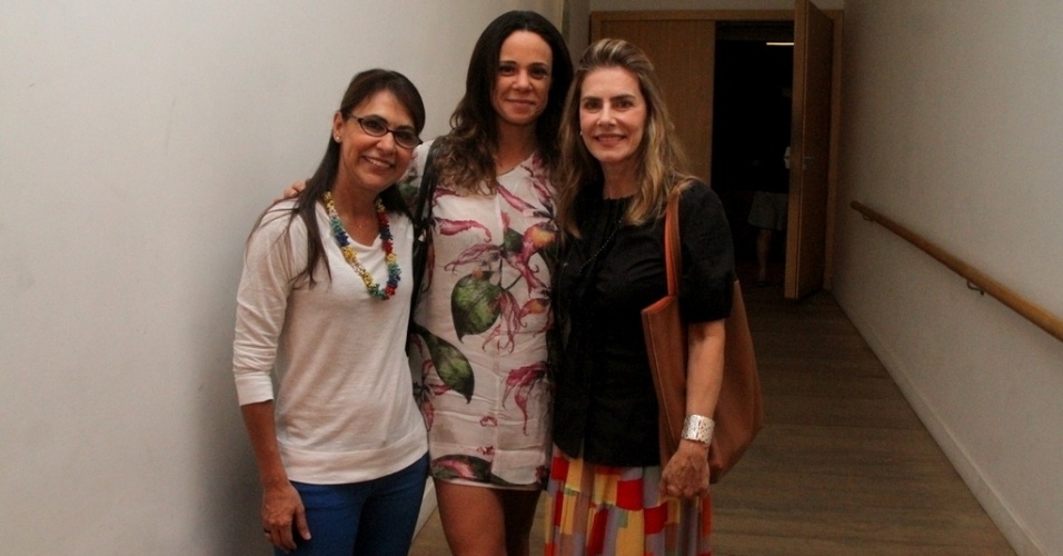 11.abr.2014 - Maitê Proença recebe as atrizes Vanessa Gerbelli e Clarisse Derzié Luz em sua peça 