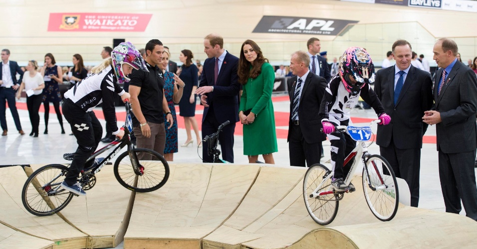 12.abr.2014 - 12.abr.2014 - Príncipe William e Kate Middleton assistem a competição de ciclismo na inauguração de um novo centro esportivo na Nova Zelândia. Eles estão em viagem pela Oceania, a primeira acompanhados pelo filho, George