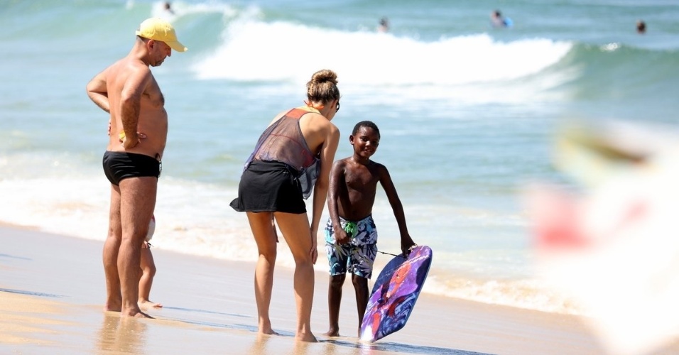 12.abr.2014 - Enquanto Rodrigo Hilbert joga vôlei, Fernanda Lima atende fãs e conversa com crianças na praia do Leblon