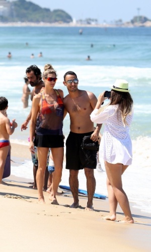 12.abr.2014 - Enquanto Rodrigo Hilbert joga vôlei, Fernanda Lima atende fãs e conversa com crianças na praia do Leblon