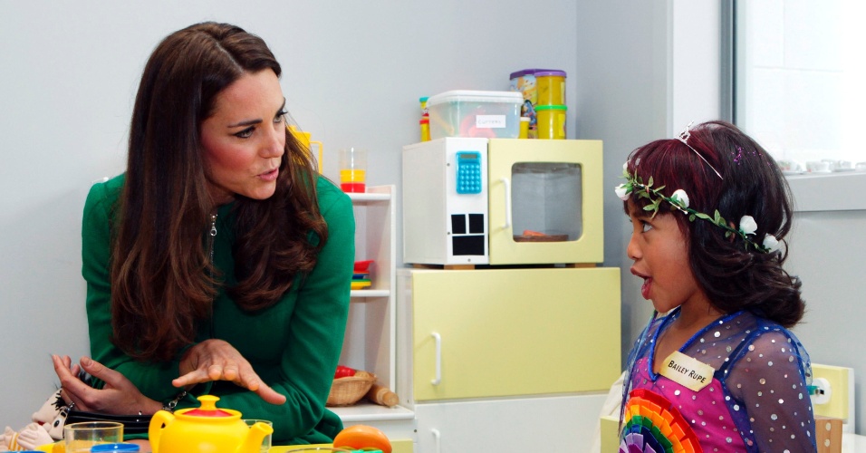 12.abr.2014 - Kate Middleton brinca com menina em hospital de Hamilton, na Nova Zelândia. Ela e o Príncipe William estão em viagem pela Oceania, a primeira acompanhados pelo filho, George