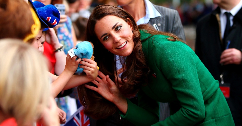 12.abr.2014 - Kate Middleton interage com o público durante visita a Cambridge, na Nova Zelândia. Ela e o Príncipe William estão em viagem pela Oceania, a primeira acompanhados pelo filho, George
