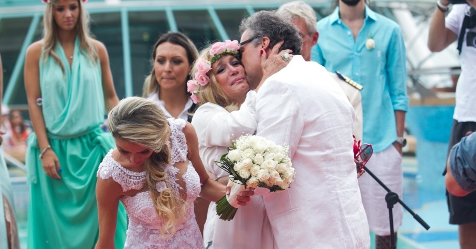 13.abr.2014 - O filho da atriz Susana Vieira, Rodrigo, se casou na tarde deste domingo com Ketryn Goetten a bordo de um cruzeiro de música eletrônica. Vestindo uma camisa branca aberta, um sutiã rosa e uma coroa de flores na cabeça, a atriz se emocionou durante a cerimônia