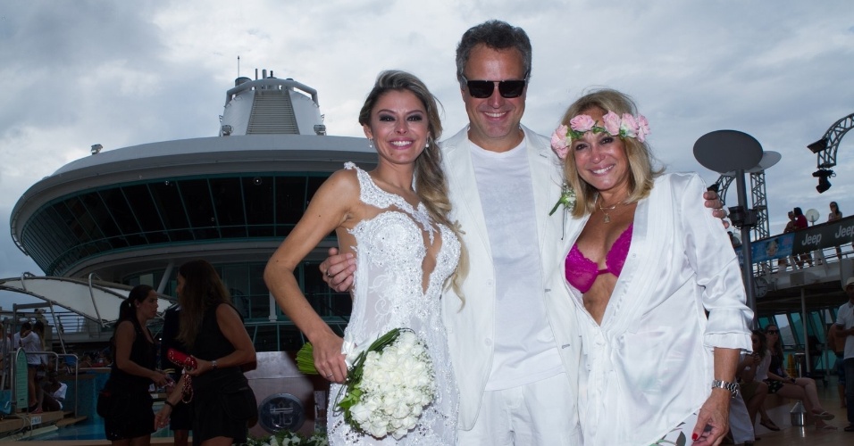 13.abr.2014 - Susana Vieira posa com o filho, Rodrigo, e a nora, Ketryn Goetten, após a cerimônia de casamento em um cruzeiro