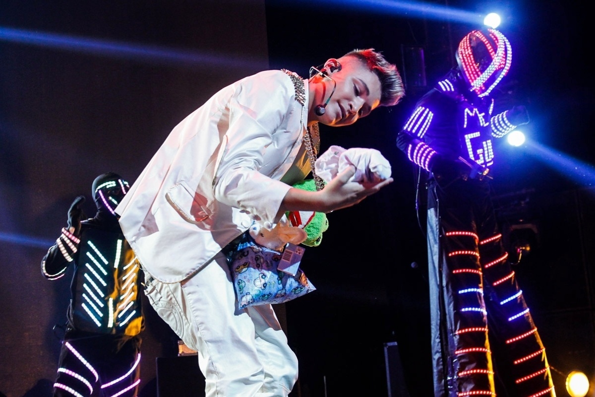 13.abril.2014 - MC Gui ganha ursinhos de pelúcia na gravação do seu primeiro DVD em São Paulo. Aos 15 anos, o menino chamado Guilherme Kaue Castanheira Alves faz sucesso com o chamado funk ostentação. O show cheio de efeitos especiais aconteceu na casa de espetáculos Citibank Hall, na noite deste domingo (13) - Manuela Scarpa/Photo Rio News