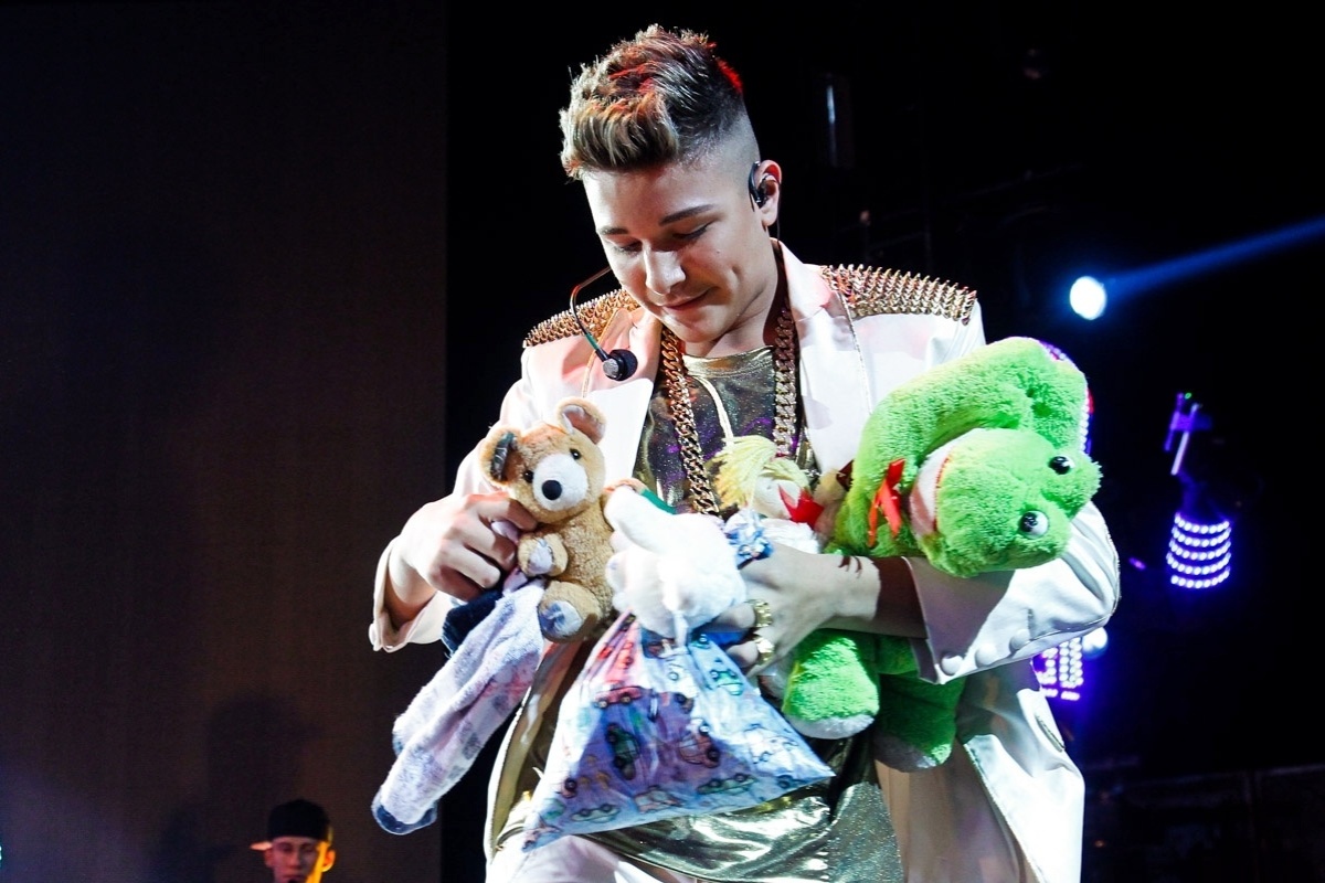 13.abril.2014 - MC Gui ganha ursinhos de pelúcia na gravação do seu primeiro DVD em São Paulo. Aos 15 anos, o menino chamado Guilherme Kaue Castanheira Alves faz sucesso com o chamado funk ostentação. O show cheio de efeitos especiais aconteceu na casa de espetáculos Citibank Hall, na noite deste domingo (13) - Manuela Scarpa/Photo Rio News