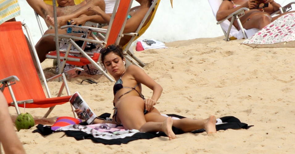 13.abril.2014 - Sophie Charlotte quase mostra demais ao dar "ajeitadinha" no biquíni em praia do Rio. A atriz, que está solteira, foi clicada colocando o bronzeado em dia na areia do Leblon, na tarde deste domingo (13)