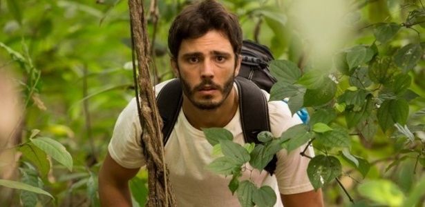 Na mata, William ouve alarme e percebe que descobriram sua fuga
