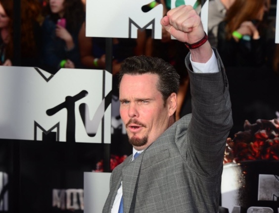 13.abr.2014 - O ator Kevin Dillon posou para fotos no tapete vermelho do MTV Movie Awards 2014