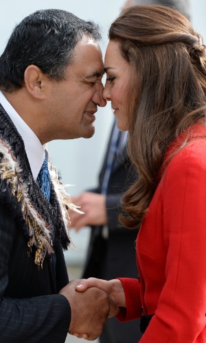 14.abr.2014 - Em viagem pela Nova Zelândia, Kate Middleton é recebida na tribo Ngai Tahu com cumprimento tradicional maori. Kate e o Príncipe William estão em viagem pela Oceania, a primeira acompanhados pelo filho, George