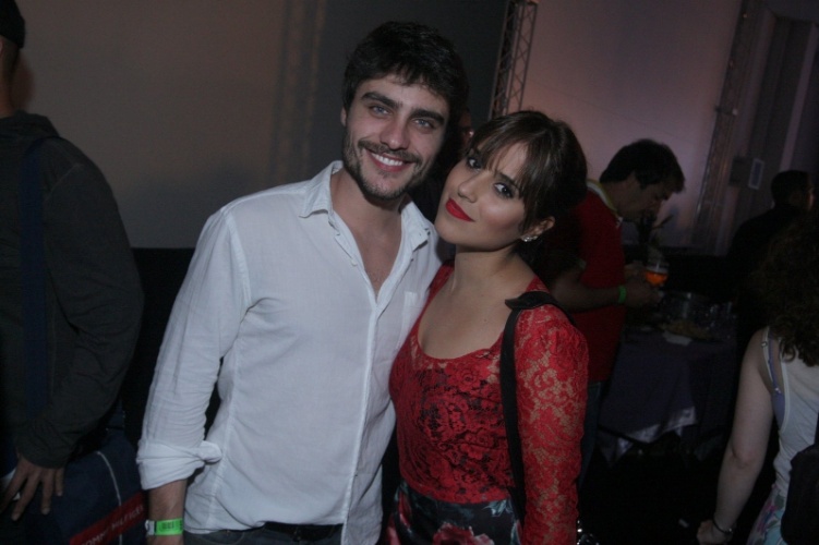 14.abr.2014 - Guilherme Leicam e Camila Camargo posam juntos no show de Zezé di Camargo e Luciano, em uma feira de beleza, no Expo Center Norte, em São Paulo.