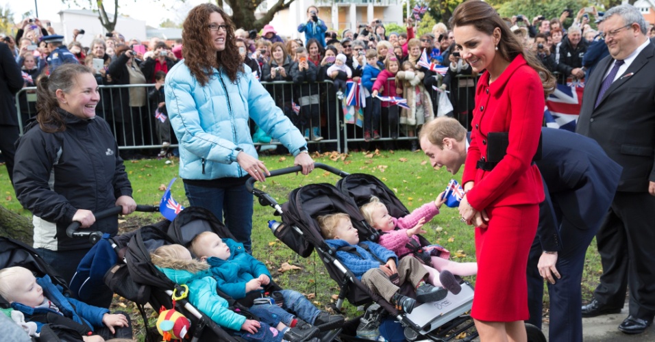 14.abr.2014 - Kate Middleton e Príncipe William cumprimentam o público e se surpreendem com gêmeos na Nova Zelândia