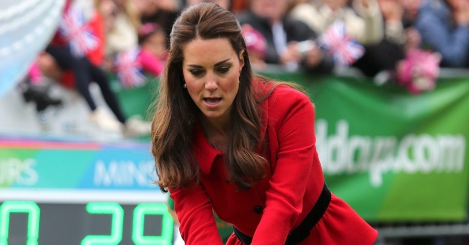 14.abr.2014 - Kate Middleton paticipou de uma partida de críquete contra o marido, o príncipe William, em um evento na em Christchurch, na Nova Zelândia. O casal aproveitou a ocasião para divulgar a Copa Mundial de Cricket, que acontece na cidade em 2015. De salto alto, a duquesa de Cambridge conseguiu evitar o golpe de uma bola, que quase atingiu a sua cabeça segundo o jornal "Daily Mail"
