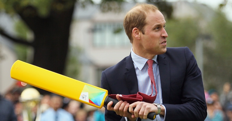 14.abr.2014 - Príncipe William participa de jogo de críquete com a duquesa de Cambridge, Kate Middleton, na Nova Zelândia
