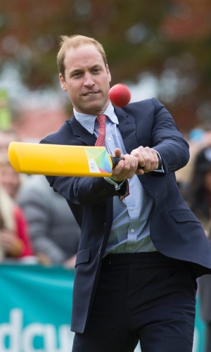 14.abr.2014 - Príncipe William participa de jogo de críquete com a duquesa de Cambridge, Kate Middleton, na Nova Zelândia