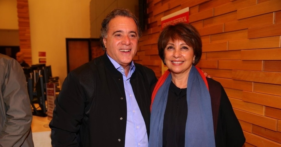 14.abr.2014 - Tony Ramos e a mulher, Lidiane Barbosa, marcam presença na pré-estreia do filme "Getúlio", em São Paulo