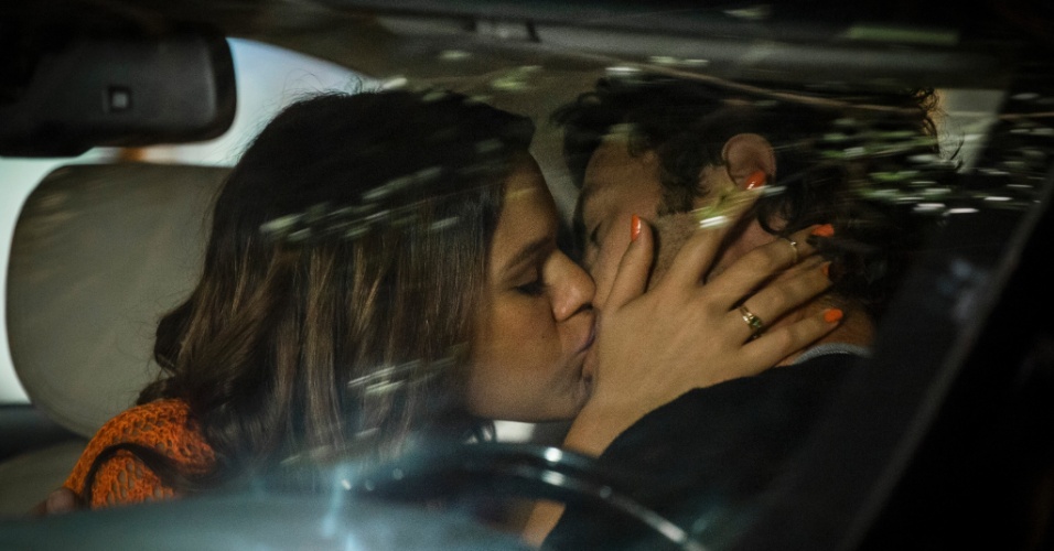 Em Família: Larte e Luiza se beijam no carro
