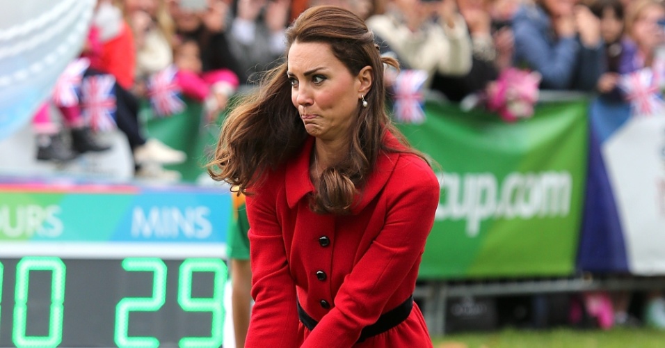 14.abr.2014 - Kate Middleton paticipou de uma partida de críquete contra o marido, o príncipe William, em um evento na em Christchurch, na Nova Zelândia. O casal aproveitou a ocasião para divulgar a Copa Mundial de Cricket, que acontece na cidade em 2015. De salto alto, a duquesa de Cambridge conseguiu evitar o golpe de uma bola, que quase atingiu a sua cabeça segundo o jornal "Daily Mail"