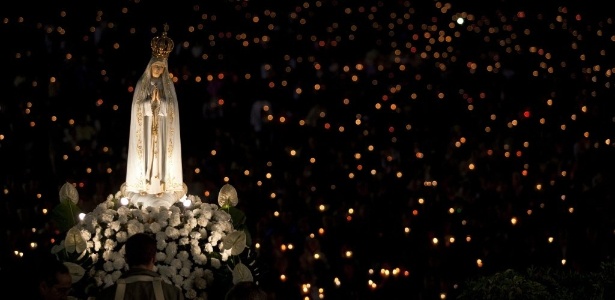 Estátua de Nossa Senhora de Fátima é carregada durante procissão na cidade de Fátima, em Portugal  - Paulo Cunha/EFE