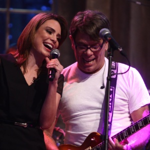 Rachel Sheherazade participa do programa "The Noite" e canta com Roger do Ultraje a Rigor