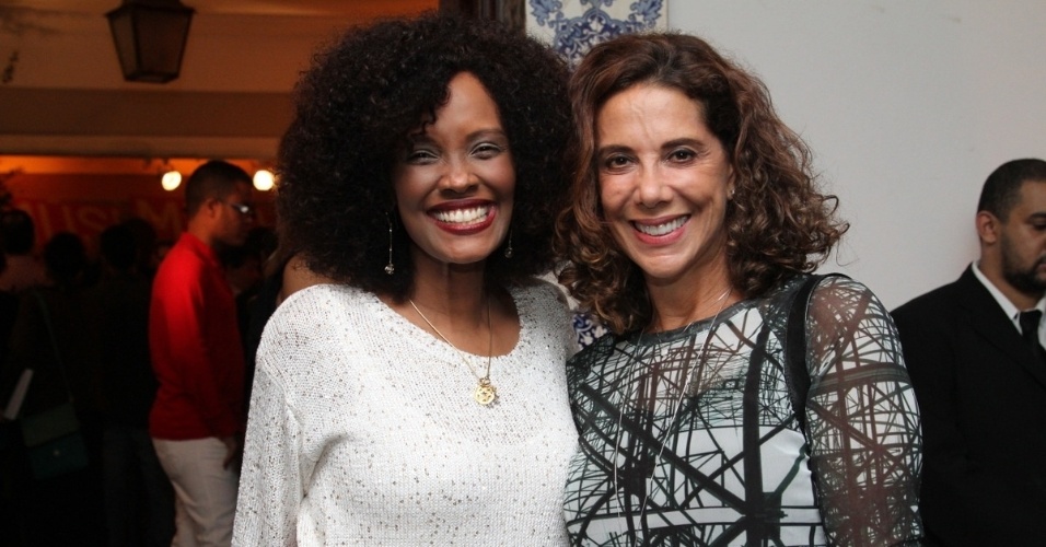15.abr.2014 - Ângela Vieira e Isabel Fillardis posam juntas no lançamento do livro "25 Anos do Prêmio da Música Brasileira", de Antonio Carlos Miguel