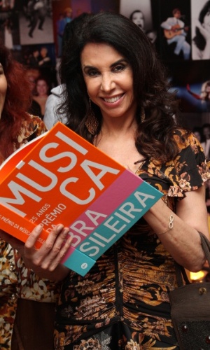 15.abr.2014 - Cláudia Alencar prestigia o lançamento do livro "25 Anos do Prêmio da Música Brasileira", de Antonio Carlos Miguel