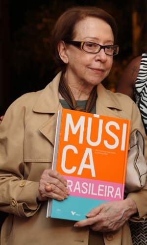 15.abr.2014 - Fernanda Montenegro prestigia o lançamento do livro "25 Anos do Prêmio da Música Brasileira", de Antonio Carlos Miguel, na Sociedade Hípica Brasileira, na Lagoa, no Rio