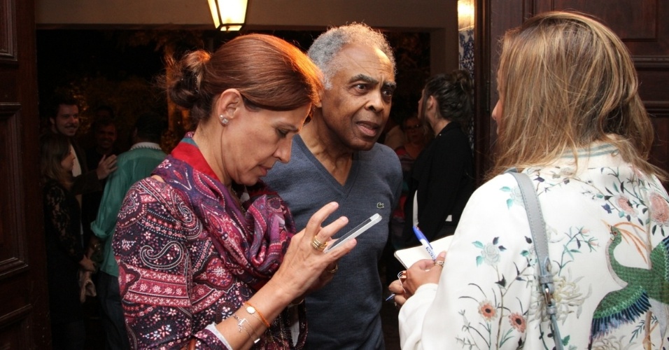 15.abr.2014 - Gilberto Gil com a mulher, Flora, marcam presença no lançamento do livro "25 Anos do Prêmio da Música Brasileira", de Antonio Carlos Miguel
