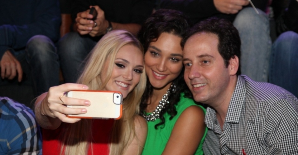 15.abr.2014 - Isabelle Drummond faz selfie com a atriz Débora Nascimento na apresentação da novela "Geração Brasil"