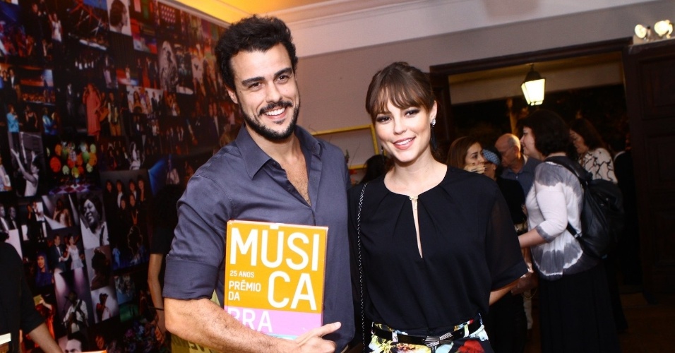15.abr.2014 - Joaquim Lopes e Paola Oliveira vão ao lançamento do livro "25 Anos do Prêmio da Música Brasileira"