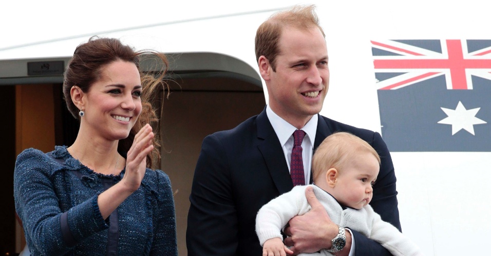 16.abr.2014 -  Kate Middleton e Príncipe William, com o filho George no colo, se despedem da Nova Zelândia rumo à Austrália. O casal está em viagem pela Oceania, a primeira acompanhado pelo filho
