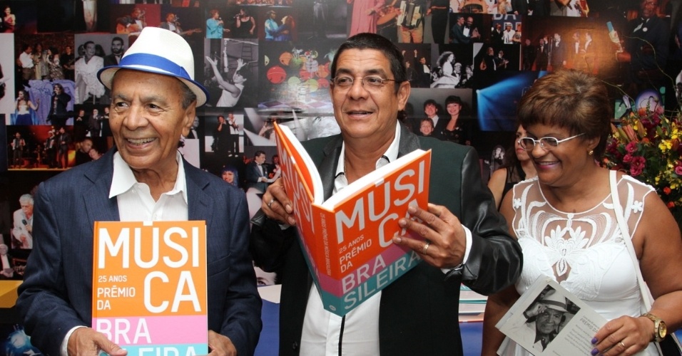 15.abr.2014 - Zeca Pagodinho prestigia o lançamento do livro "25 Anos do Prêmio da Música Brasileira", de Antonio Carlos Miguel