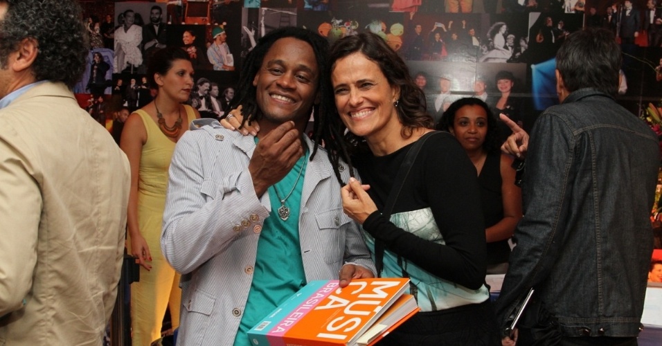 15.abr.2014 - Zélia Duncam e Tony Garrido marcam presença no lançamento do livro "25 Anos do Prêmio da Música Brasileira", de Antonio Carlos Miguel