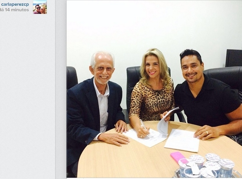 15.abr.2014- Ao lado do marido Xanddy, Carla Perez comemora renovação de contrato com a TV Aratu, afiliada do SBT: "Nosso Clube Da Alegria continuará a todo vapor", escreveu ela no Instagram
